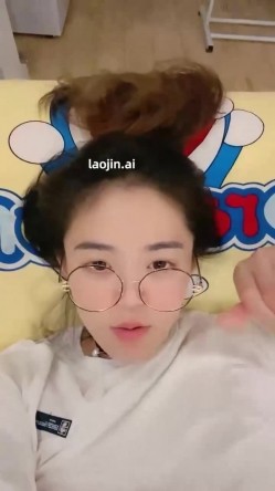 真实良家人妻，【欲求不满小少妇】，两口子家中做爱，正是最饥渴最旺盛的时候，小少妇很漂亮，无套内射干爽 截图2