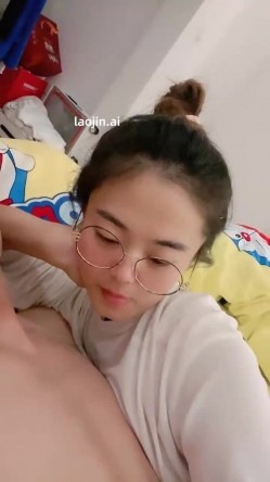真实良家人妻，【欲求不满小少妇】，两口子家中做爱，正是最饥渴最旺盛的时候，小少妇很漂亮，无套内射干爽 截图3