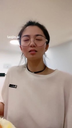 真实良家人妻，【欲求不满小少妇】，两口子家中做爱，正是最饥渴最旺盛的时候，小少妇很漂亮，无套内射干爽 截图8