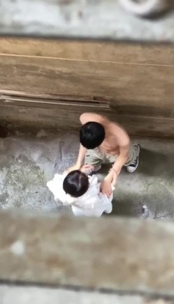 某大学情侣情欲来了偷跑到小巷子里面艹逼没想到头顶上有人被偷拍女主很漂亮吃鸡技术一流！ 截图5