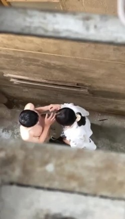 某大学情侣情欲来了偷跑到小巷子里面艹逼没想到头顶上有人被偷拍女主很漂亮吃鸡技术一流！ 截图8