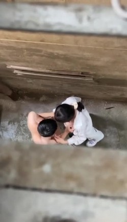 某大学情侣情欲来了偷跑到小巷子里面艹逼没想到头顶上有人被偷拍女主很漂亮吃鸡技术一流！ 截图10