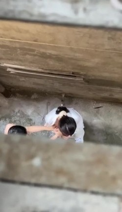 某大学情侣情欲来了偷跑到小巷子里面艹逼没想到头顶上有人被偷拍女主很漂亮吃鸡技术一流！ 截图11