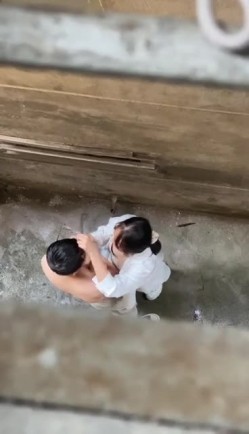 某大学情侣情欲来了偷跑到小巷子里面艹逼没想到头顶上有人被偷拍女主很漂亮吃鸡技术一流！ 截图12