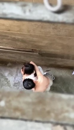 某大学情侣情欲来了偷跑到小巷子里面艹逼没想到头顶上有人被偷拍女主很漂亮吃鸡技术一流！ 截图14