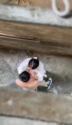 某大学情侣情欲来了偷跑到小巷子里面艹逼没想到头顶上有人被偷拍女主很漂亮吃鸡技术一流！ 截图15