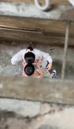 某大学情侣情欲来了偷跑到小巷子里面艹逼没想到头顶上有人被偷拍女主很漂亮吃鸡技术一流！ 截图16