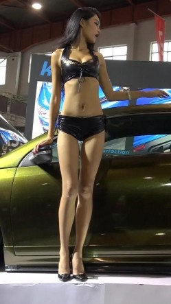 广州车展色魔摄影师各种刁钻角度偷拍 众多车模小姐姐各种不经意间的走光 截图6