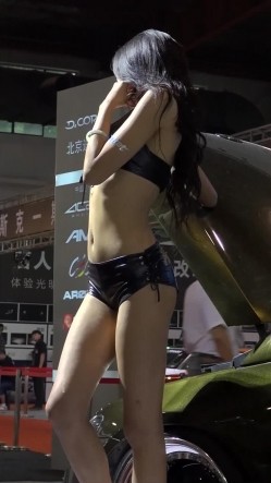 广州车展色魔摄影师各种刁钻角度偷拍 众多车模小姐姐各种不经意间的走光 截图10