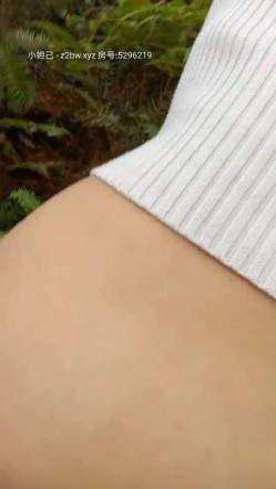 小胖哥偸情漂亮苗条小姨子户外山上野战扶着树后入搞的正在性头上被路人打断吓尿了赶紧换个地方继续搞 截图1