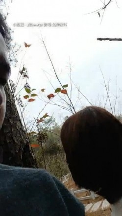 小胖哥偸情漂亮苗条小姨子户外山上野战扶着树后入搞的正在性头上被路人打断吓尿了赶紧换个地方继续搞 截图4