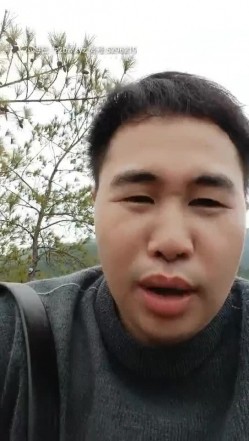 小胖哥偸情漂亮苗条小姨子户外山上野战扶着树后入搞的正在性头上被路人打断吓尿了赶紧换个地方继续搞 截图7