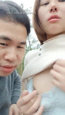 小胖哥偸情漂亮苗条小姨子户外山上野战扶着树后入搞的正在性头上被路人打断吓尿了赶紧换个地方继续搞 截图10