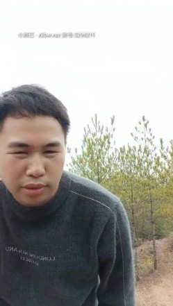 小胖哥偸情漂亮苗条小姨子户外山上野战扶着树后入搞的正在性头上被路人打断吓尿了赶紧换个地方继续搞 截图12