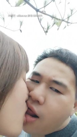 小胖哥偸情漂亮苗条小姨子户外山上野战扶着树后入搞的正在性头上被路人打断吓尿了赶紧换个地方继续搞 截图15