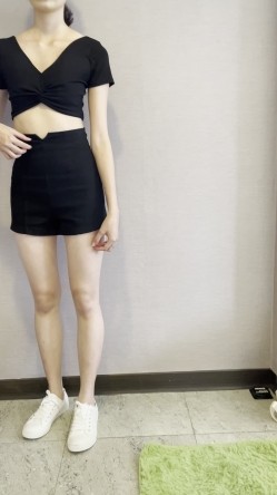 《重磅 模特私拍 泄密》学院派系列 极品长腿清纯大学生美眉私拍~换衣服时被偸拍~摄影师加钱对着美腿撸一发 截图2