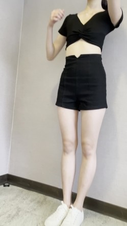 《重磅 模特私拍 泄密》学院派系列 极品长腿清纯大学生美眉私拍~换衣服时被偸拍~摄影师加钱对着美腿撸一发 截图6