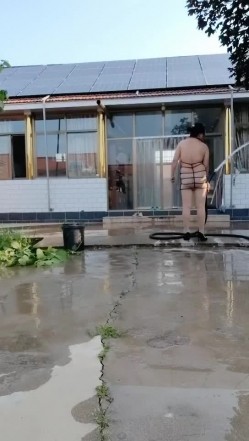 熟透了的老葱【喜欢黑人】农村骚妇巨奶肥臀~大院道具裸奔~树林啪啪 截图1