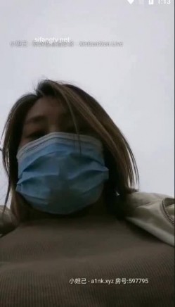 少妇突袭老汉村勾引放羊老农 →燕姐户外 把大爷拉到小树林按倒强奸刺激3P疯狂榨汁吸干阳气 截图1