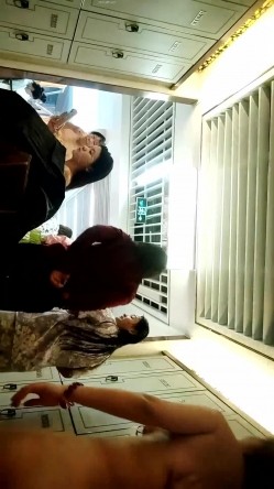 大神潜入人气火爆的洗浴中心更衣室四处游走偷拍 ️两个妹子脸上涂满硅藻泥样子还挺搞笑的 截图8