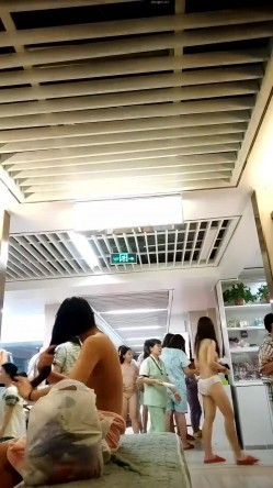 大神潜入人气火爆的洗浴中心更衣室四处游走偷拍 ️两个妹子脸上涂满硅藻泥样子还挺搞笑的 截图9
