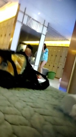 大神潜入人气火爆的洗浴中心更衣室四处游走偷拍 ️两个妹子脸上涂满硅藻泥样子还挺搞笑的 截图10