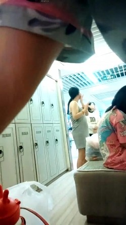 大神潜入人气火爆的洗浴中心更衣室四处游走偷拍 ️两个妹子脸上涂满硅藻泥样子还挺搞笑的 截图12