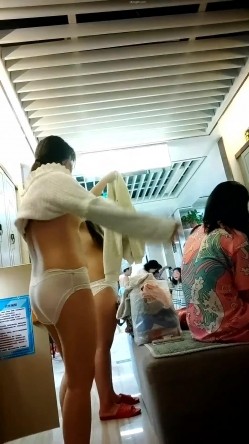 大神潜入人气火爆的洗浴中心更衣室四处游走偷拍 ️两个妹子脸上涂满硅藻泥样子还挺搞笑的 截图13