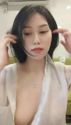 极品高颜冷艳御姐，反差小妈感女主播「金刚护撸娃」「小奶猫」激情淫语撩骚，和姐妹下海大秀，互舔互口假鸡巴互插 截图5
