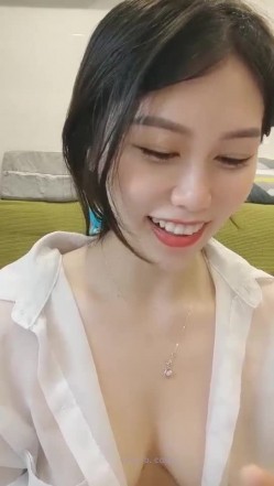 极品高颜冷艳御姐，反差小妈感女主播「金刚护撸娃」「小奶猫」激情淫语撩骚，和姐妹下海大秀，互舔互口假鸡巴互插 截图13