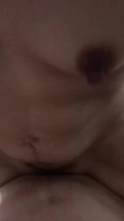熟女阿姨 在家上位全自动 被无套输出 操逼好猛 骚逼恨不能一口把鸡吧吞了 截图7