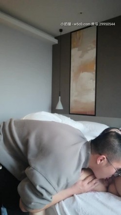 超极品真实18岁校花〖大一学妹〗酒店和男同学班长无套激情啪操 抓着肉棒往穴里塞 高清源码录制 截图3