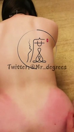 推特潮汕DOM绿帽调教大神【渡先生】私拍，各种羞辱M贱母狗，圣水口水毒龙吞精踩脸臭袜终极玩肏 截图2