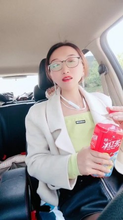 淫荡眼镜骚熟女！驾车户外自慰！开档黑丝肥逼，夹子夹住阴蒂，跳蛋双洞齐开，手指猛扣太骚了 截图4