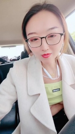 淫荡眼镜骚熟女！驾车户外自慰！开档黑丝肥逼，夹子夹住阴蒂，跳蛋双洞齐开，手指猛扣太骚了 截图5
