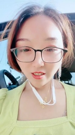 淫荡眼镜骚熟女！驾车户外自慰！开档黑丝肥逼，夹子夹住阴蒂，跳蛋双洞齐开，手指猛扣太骚了 截图16