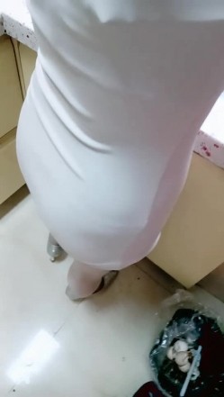 攻略自己的骚货小嫂子，从厨房开始逐步推进，半推半就掏出鸡巴插入骚穴就老实了！ 截图2
