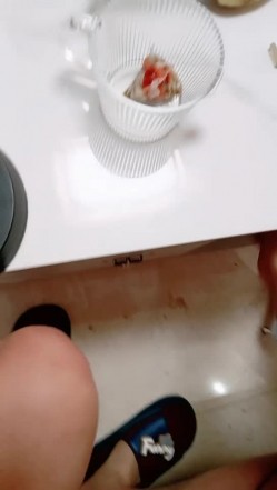 攻略自己的骚货小嫂子，从厨房开始逐步推进，半推半就掏出鸡巴插入骚穴就老实了！ 截图3