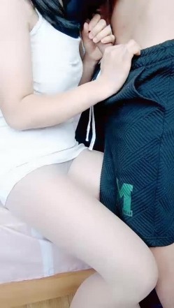 攻略自己的骚货小嫂子，从厨房开始逐步推进，半推半就掏出鸡巴插入骚穴就老实了！ 截图11