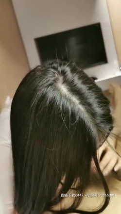 5P名场面，让男人的人生最爽的事情莫过于此，两个男人轮流交换操3个极品美女，一个美腿御姐，超美的大眼混血儿最亮眼 截图10
