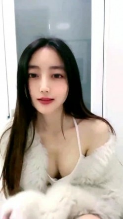 01年属龙--七仙女：你一个月三千多，退休金么哈哈，我家有人，悄悄自慰，是我侄儿，这是我房间里的独立卫生间。小心自慰，好刺激哦好怕被偷听！ 截图4