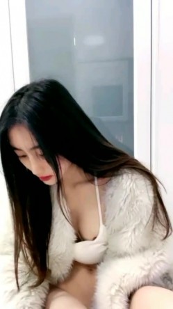 01年属龙--七仙女：你一个月三千多，退休金么哈哈，我家有人，悄悄自慰，是我侄儿，这是我房间里的独立卫生间。小心自慰，好刺激哦好怕被偷听！ 截图13