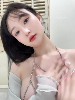 《顶级女模极致诱惑》明星气质精致容颜！秀人网镇站之宝极品女神【柚琪】大胆私拍，情趣制服 湿身洗澡，露三点，相当炸裂 截图4