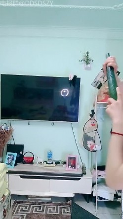 舞蹈系校花学妹【小涵宝宝】护士制服 丝袜诱惑 抖音风骚舞，道具自慰 截图3