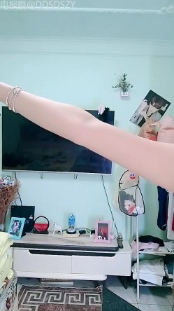 舞蹈系校花学妹【小涵宝宝】护士制服 丝袜诱惑 抖音风骚舞，道具自慰 截图15