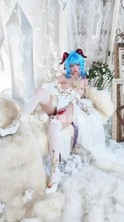 【超美高端 ️罕见露脸露点】极品Cos爆机少女【喵小吉】年终新作《双子:最强冰雪组合》原神花嫁 甘雨优菈 超清4K原档 截图5