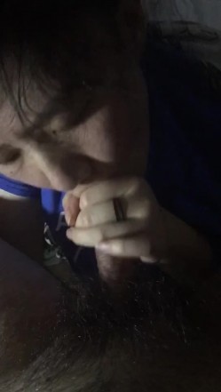 45岁的张阿姨，屋内口含大鸡巴，嘴唇果然是老练，一下子就把鸡巴吃的湿哒哒了！ 截图1