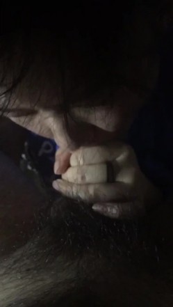 45岁的张阿姨，屋内口含大鸡巴，嘴唇果然是老练，一下子就把鸡巴吃的湿哒哒了！ 截图4