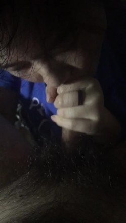 45岁的张阿姨，屋内口含大鸡巴，嘴唇果然是老练，一下子就把鸡巴吃的湿哒哒了！ 截图5