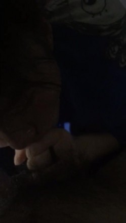 45岁的张阿姨，屋内口含大鸡巴，嘴唇果然是老练，一下子就把鸡巴吃的湿哒哒了！ 截图12